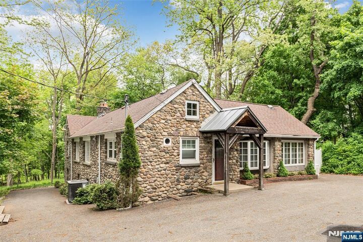 Property Photo:  157 Chestnut Ridge Road  NJ 07645 