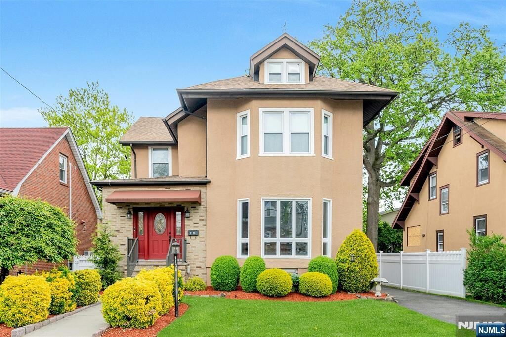 Property Photo:  1130 Edgewood Lane  NJ 07024 