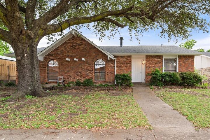 Property Photo: 7247 Long Canyon Trail TX 75249