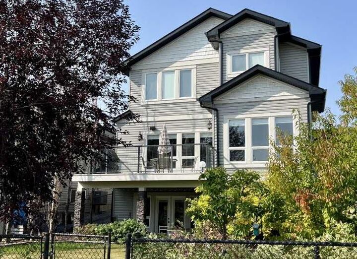 Property Photo: 1233 Hillcrest Manor Estates AB T1P 1X1