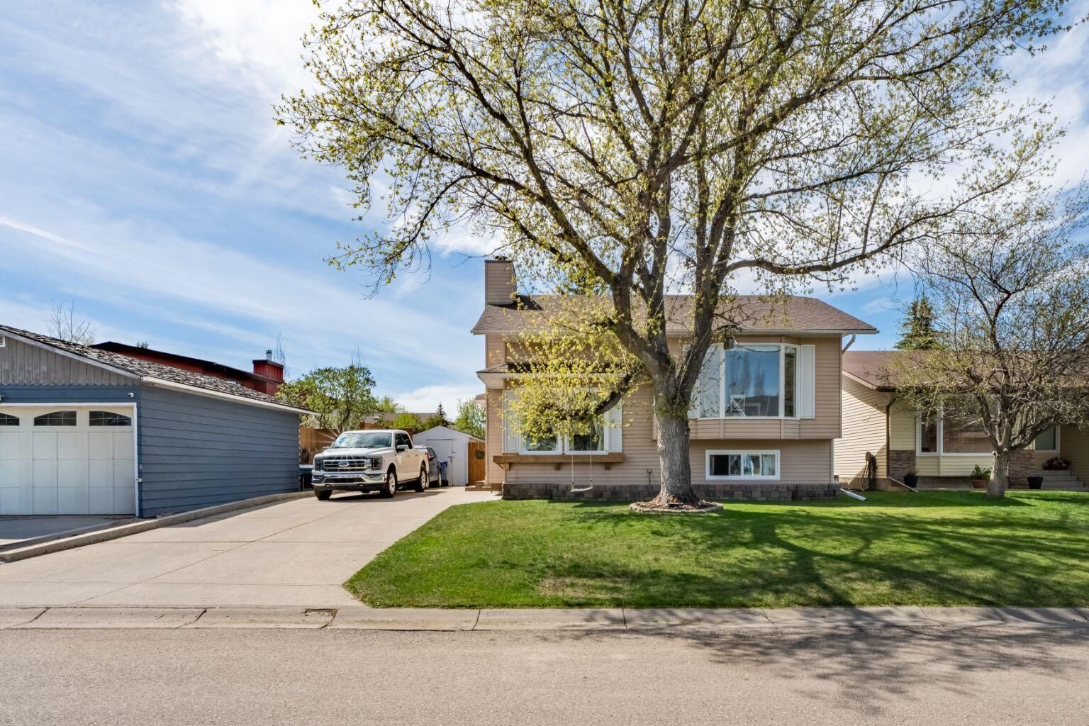 Property Photo:  159 Woodburn Crescent  AB T1S 1L4 