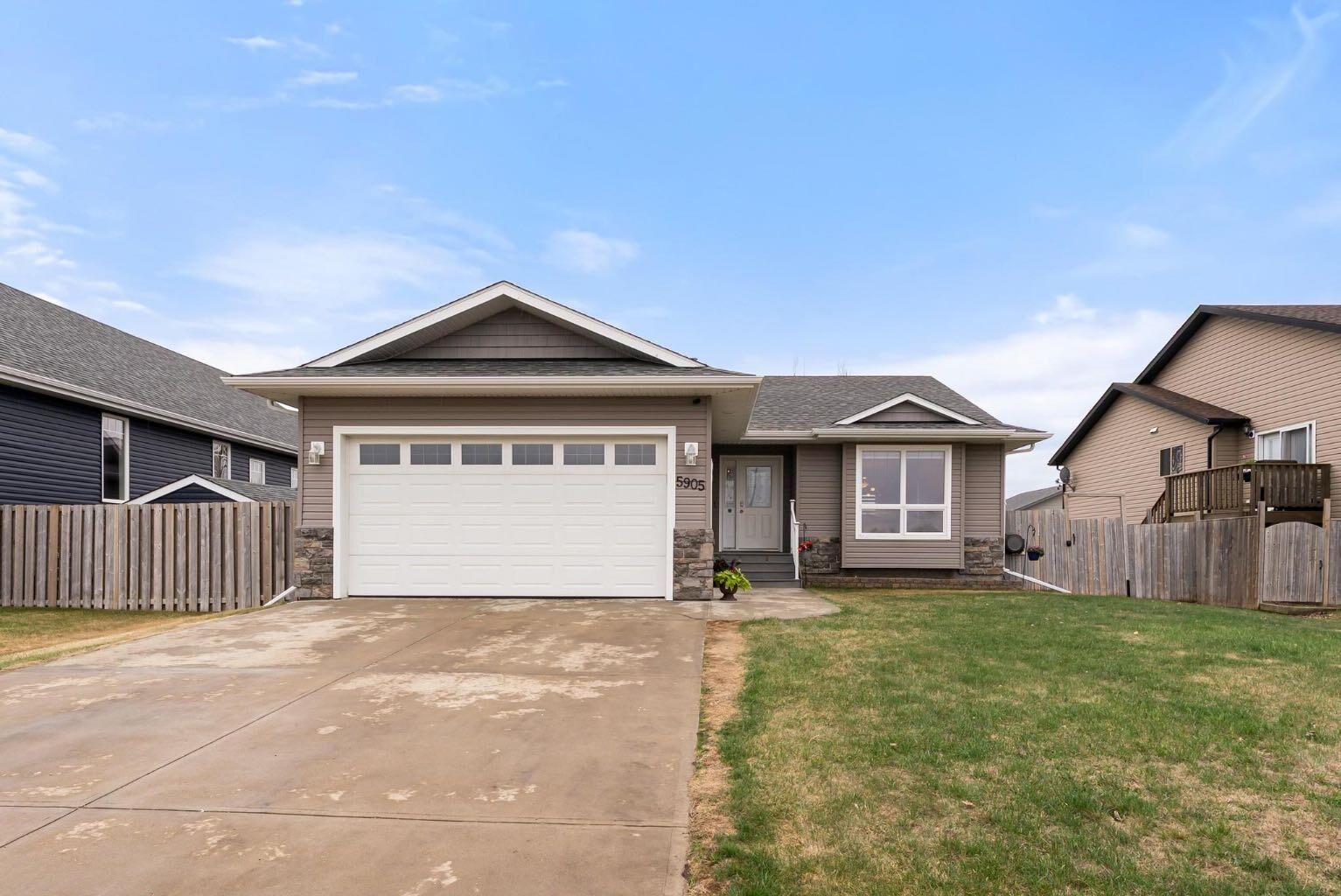 Property Photo:  5905 53 Avenue  AB T0C 2L2 