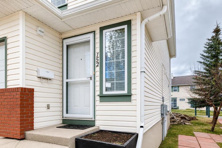 Property Photo:  152 Country Hills Villas NW  AB T3K 4S8 
