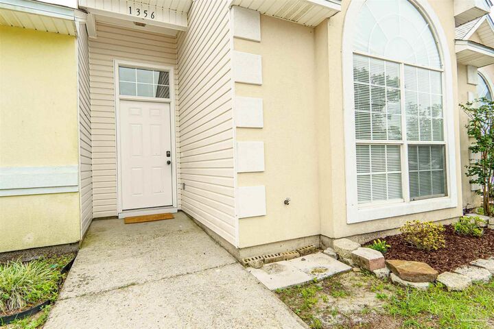 Property Photo:  1356 Redwood Ln  FL 32563 