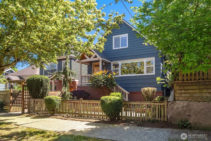 Property Photo:  17 W Dravus Street  WA 98119 