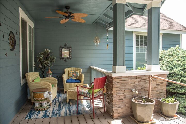 Property Photo:  1611 E Canterbury Drive  WA 98926 