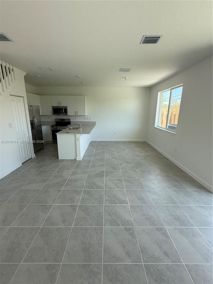 Property Photo:  630 SE 15th St 630  FL 33034 