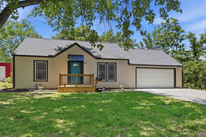 Property Photo:  807 SW Anderson Ter  KS 66606 