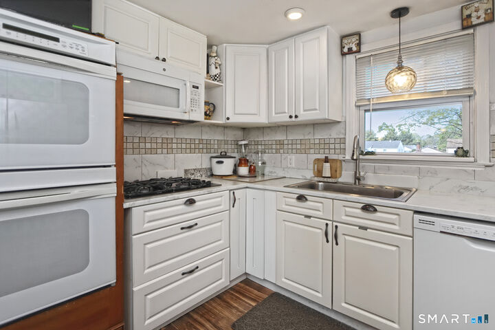 Property Photo: 10 Glenmoor Drive CT 06512