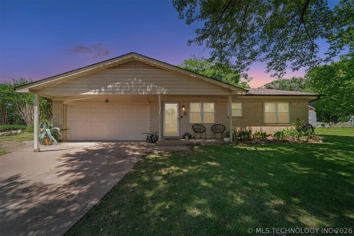 Property Photo:  812 W Atlanta Place  OK 74012 