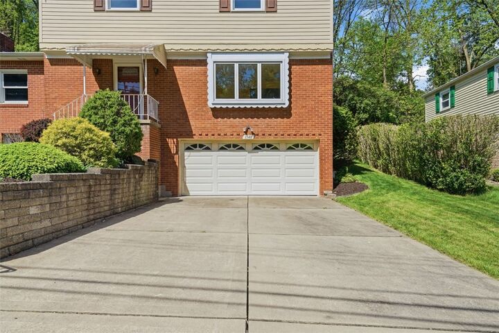 Property Photo:  1548 Spreading Oak Dr  PA 15220 