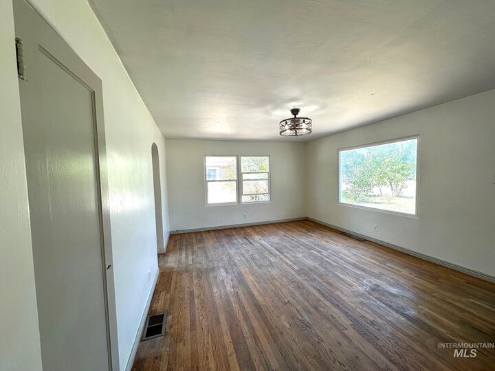 Property Photo: 264 SW 10th Avenue OR 97914