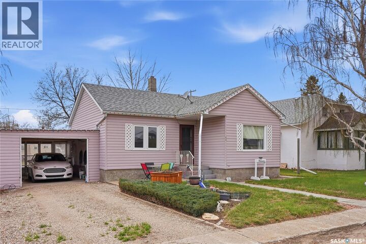 Property Photo:  810 6th Street  SK S0K 3C0 