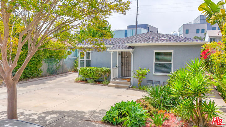 Property Photo: 2252 20th St CA 90405