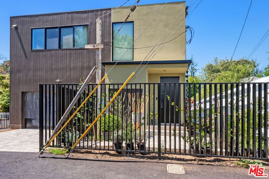 Property Photo: 2202 Washington Ave CA 90403