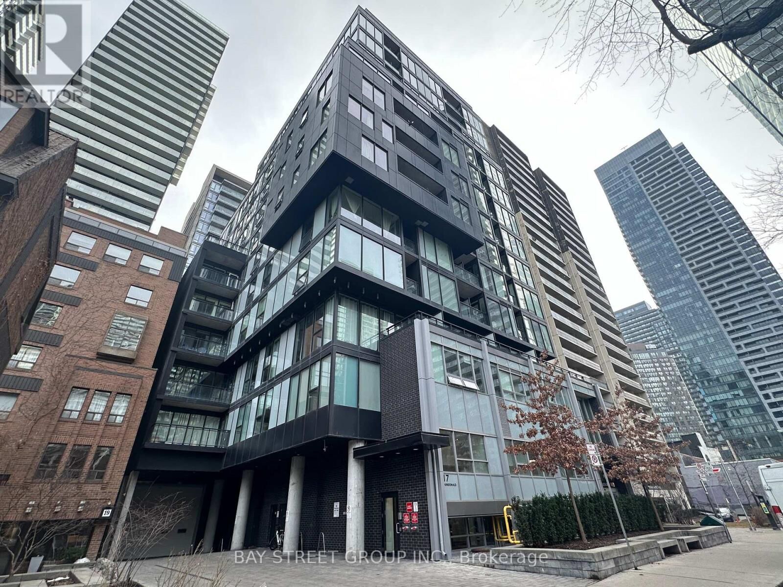 Property Photo:  17 Dundonald Street 1703  ON M4Y 0E4 
