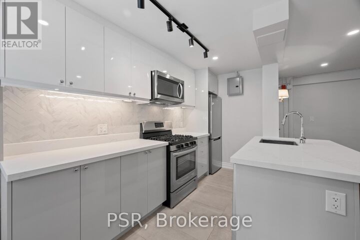 Property Photo:  8 St Thomas Street 24  ON M5S 2B8 