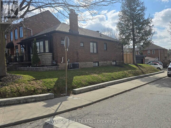 Property Photo:  199 Glengarry Avenue  ON M5M 1E1 