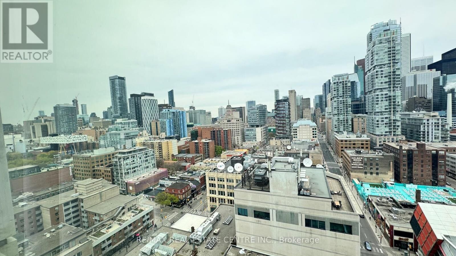 Property Photo:  318 Richmond Street 1905  ON M5V 0B4 