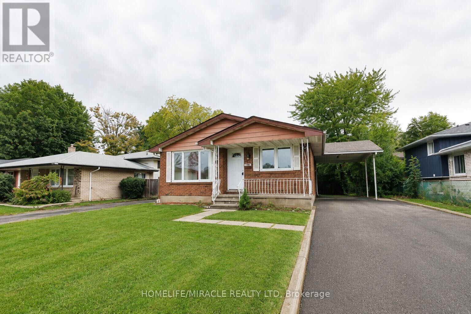 Property Photo:  10 Trelawn Parkway  ON L3C 1W3 