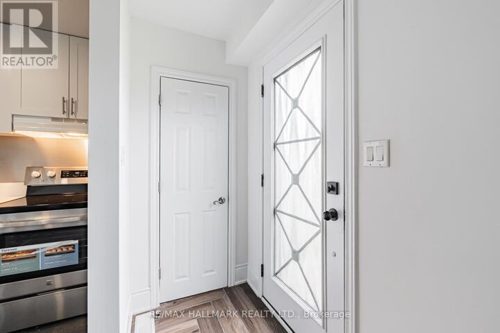 Property Photo:  82 Ellington Drive Upper  ON M1R 3Y1 
