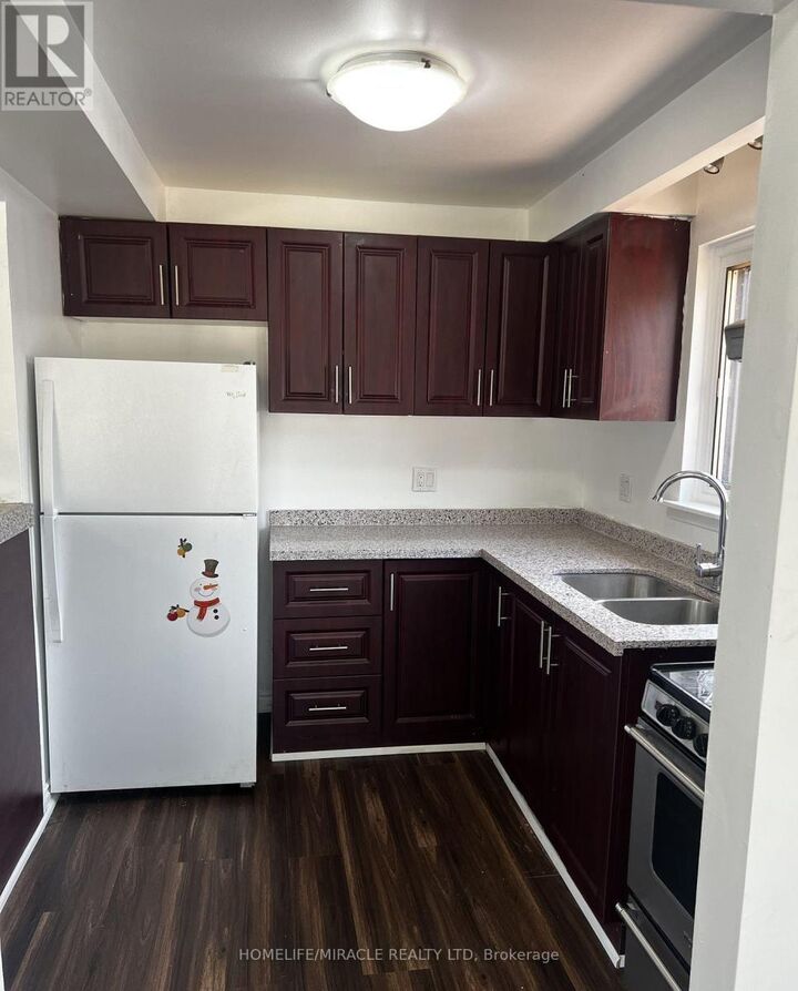 Property Photo:  3453 Oakglade Crescent  ON L5C 1X4 