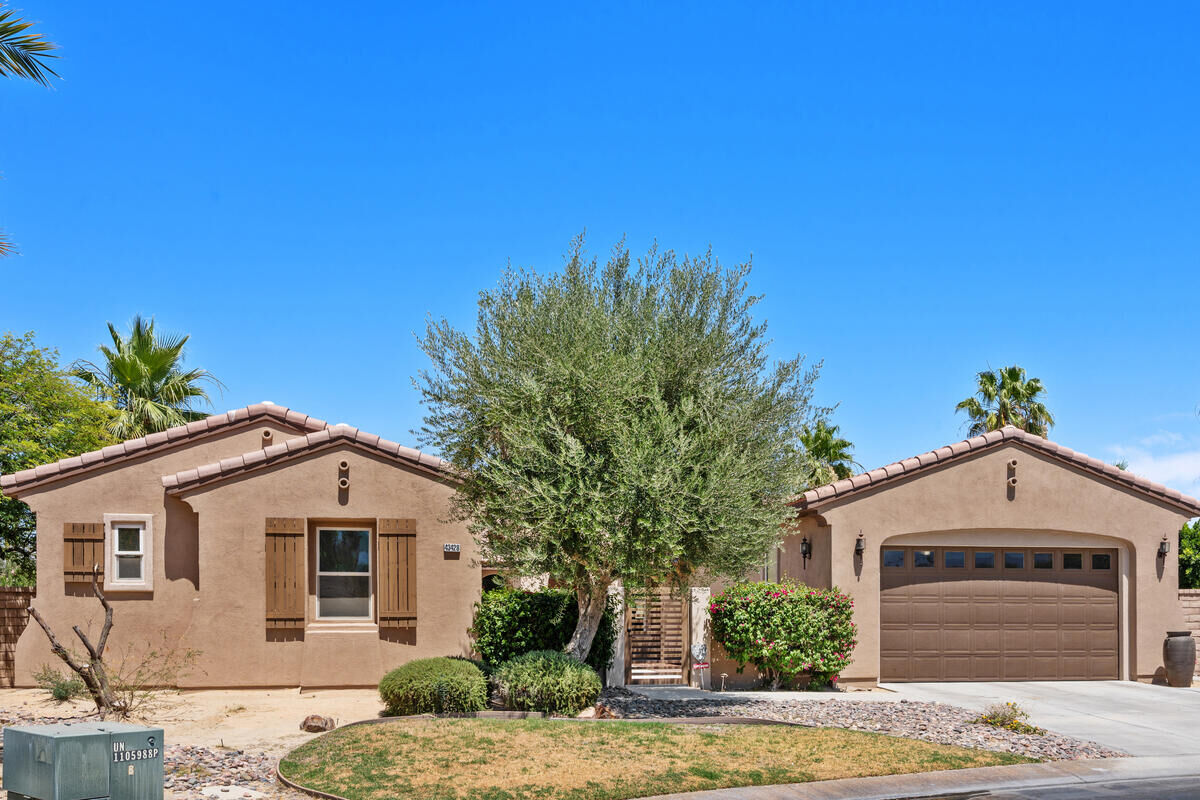Property Photo: 43428 Calle Espada CA 92253