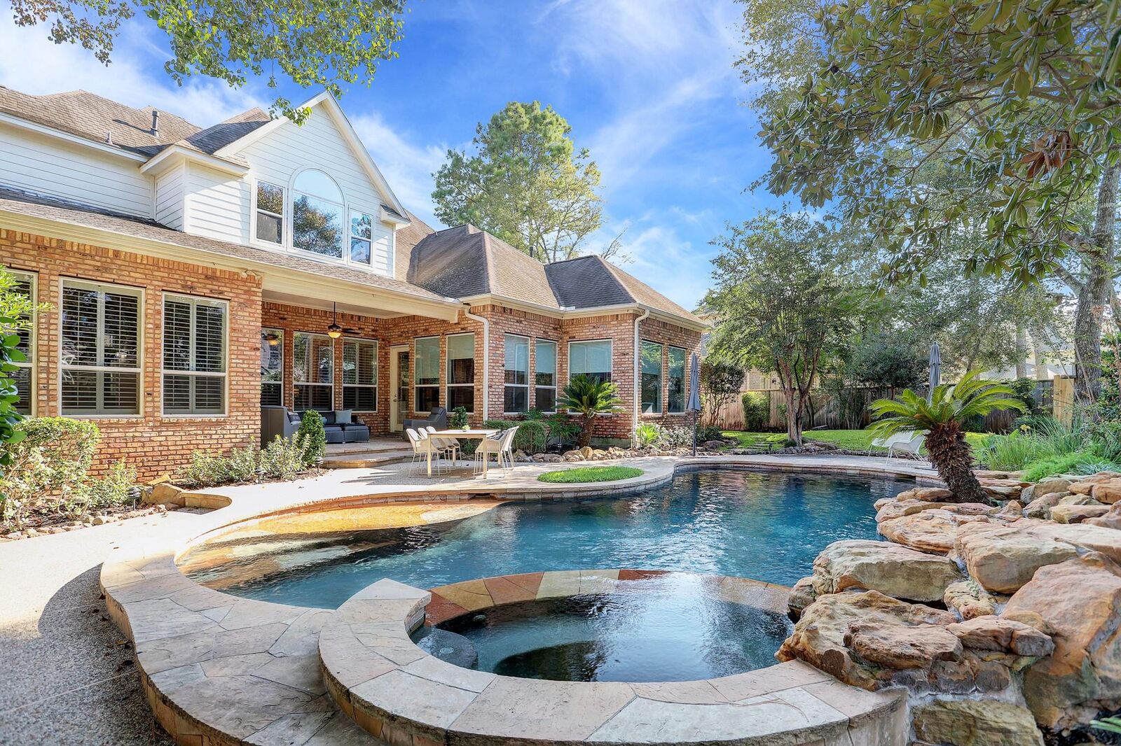 Property Photo:  127 E Bracebridge Circle  TX 77382 