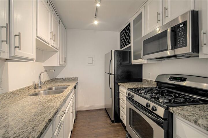 Property Photo:  700 E 8th Street #7G  MO 64106 