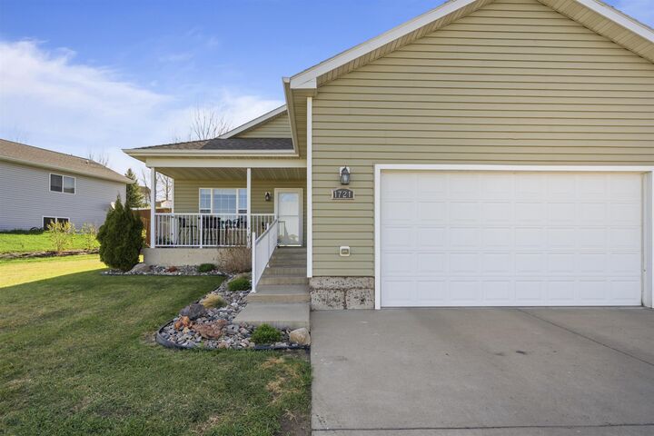 Property Photo:  1721 Rivers Edge Dr SE  ND 58701 
