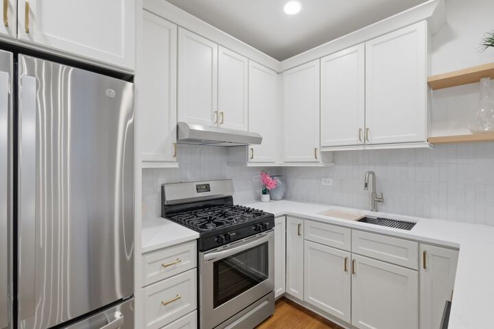 Property Photo:  1900 W Oakdale Avenue  IL 60657 