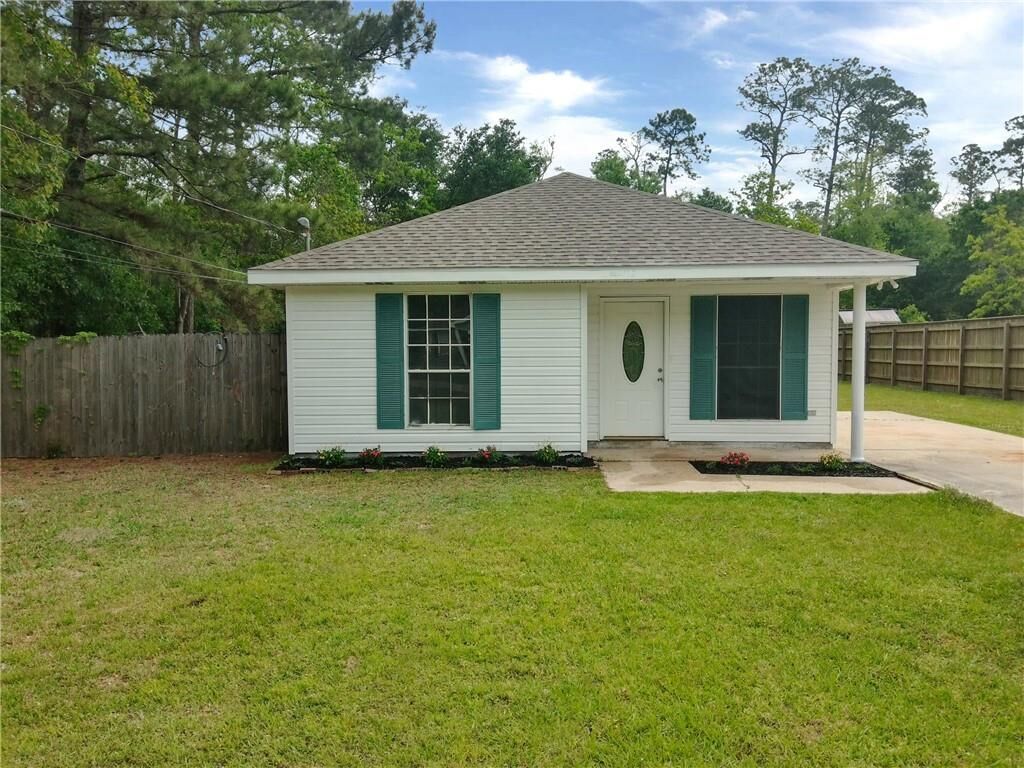 Property Photo: 112 E Cherrywood Lane LA 70452