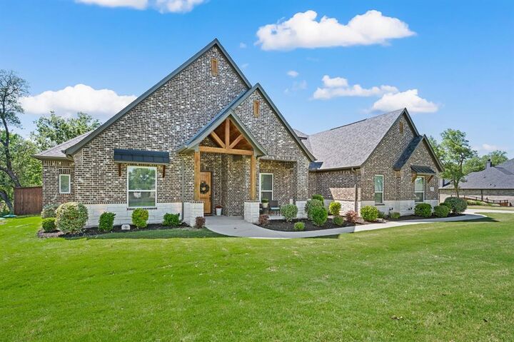 Property Photo:  200 Clayton Xing  TX 76082 