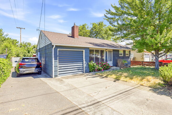 Property Photo:  876 W Stewart Avenue  OR 97501 