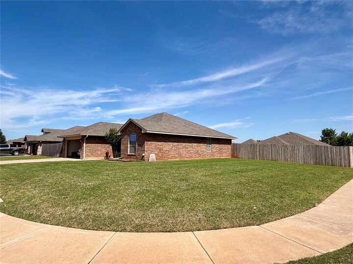 Property Photo: 902 Brookhollow Drive OK 73018