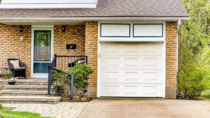 Property Photo:  19 Chateau Court  ON L9C 5P3 