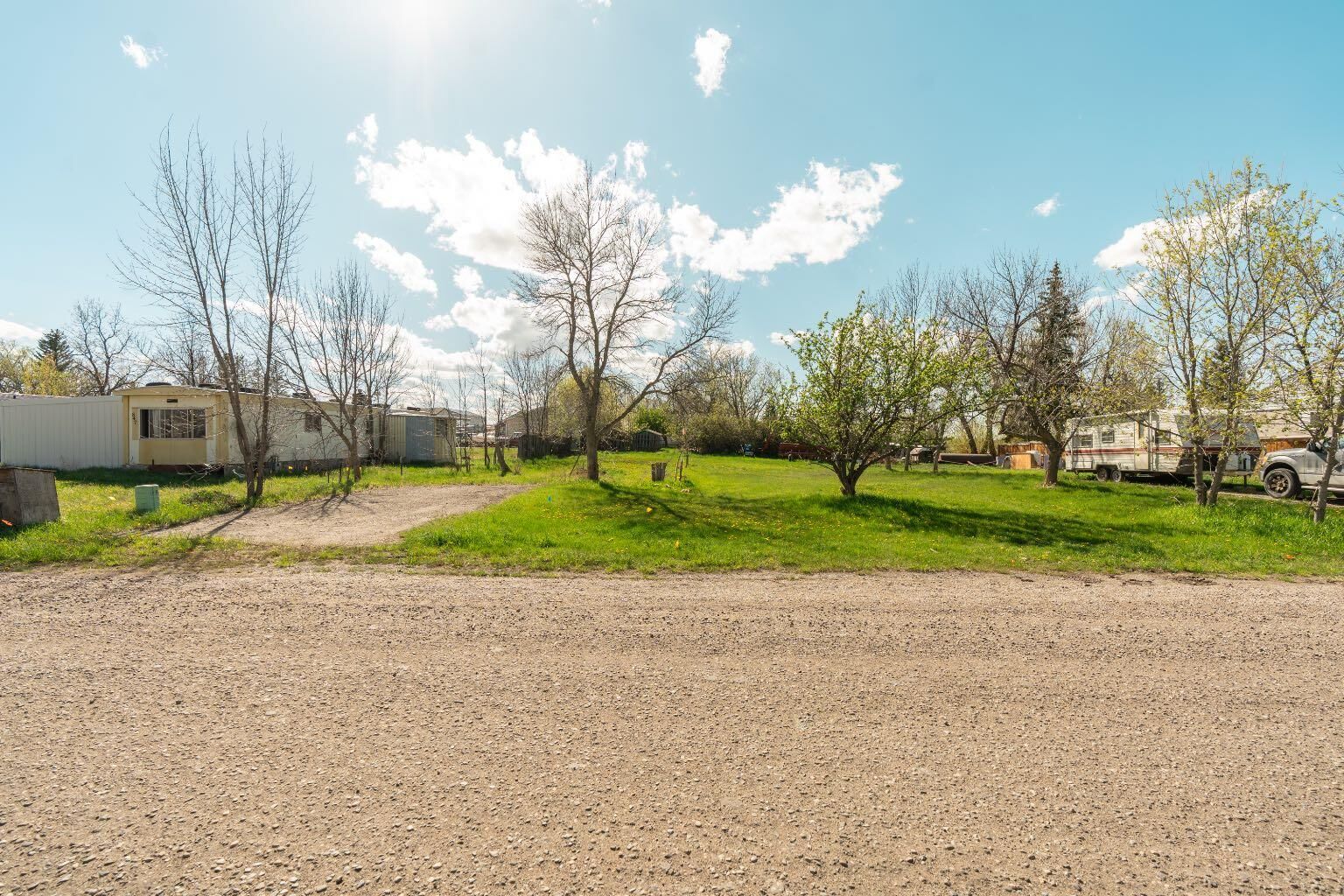 Property Photo:  837 2 Street E  AB T0K 0K0 