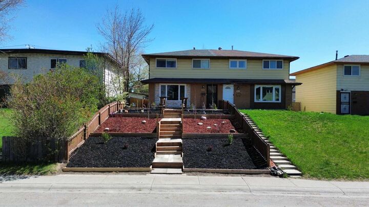 Property Photo:  3014 Doverville Crescent SE  AB T2B 1T9 