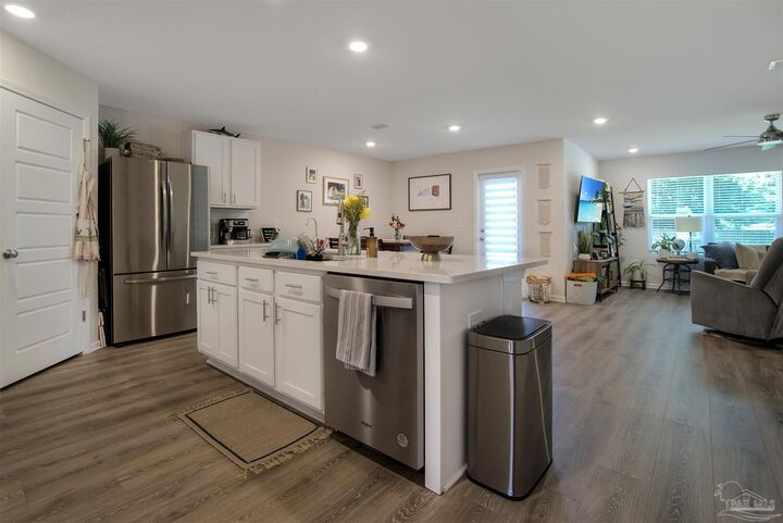 Property Photo:  951 Lovebird Ct  FL 32534 