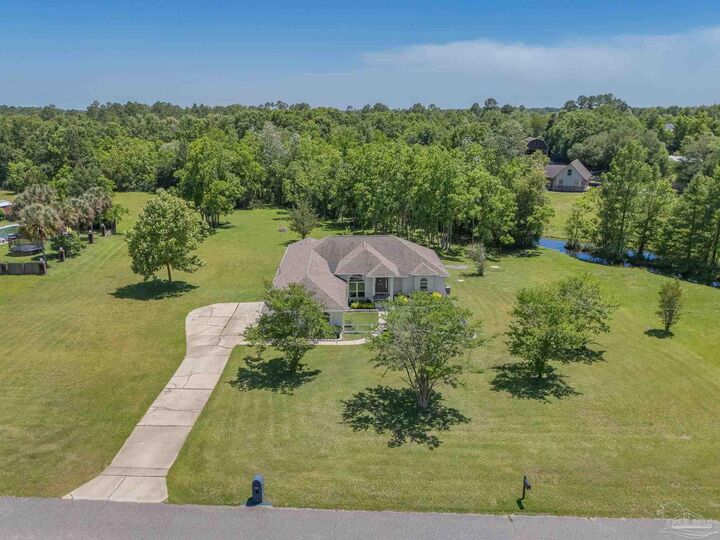 Property Photo: 435 Meander Ln FL 32533