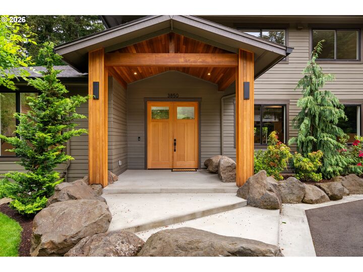 Property Photo:  3850 Lake Grove Ave  OR 97035 
