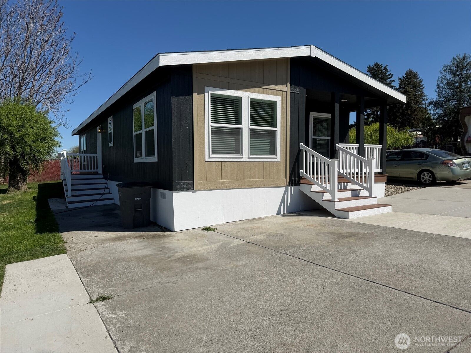 Property Photo:  402  Maple Avenue 10  WA 98944 