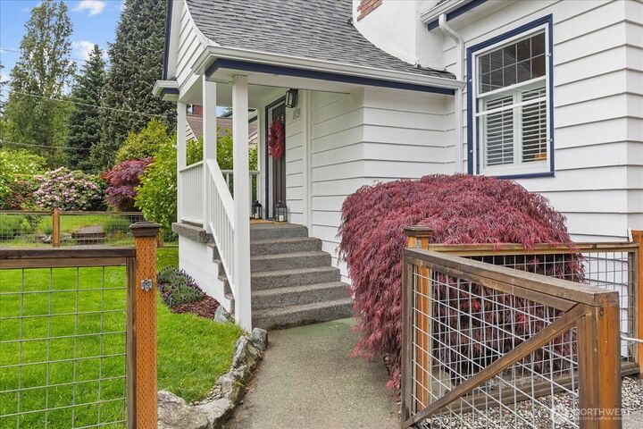 Property Photo: 1020 NE 100th Street 1 WA 98125