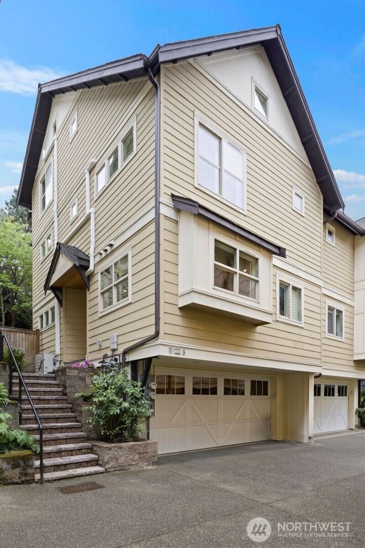 Property Photo: 3122 Franklin Avenue E B WA 98102