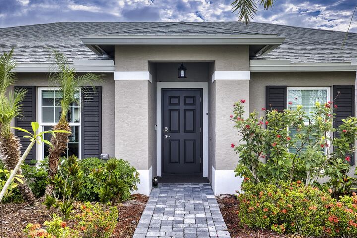 Property Photo: 375 SW Vista Lake Drive FL 34953