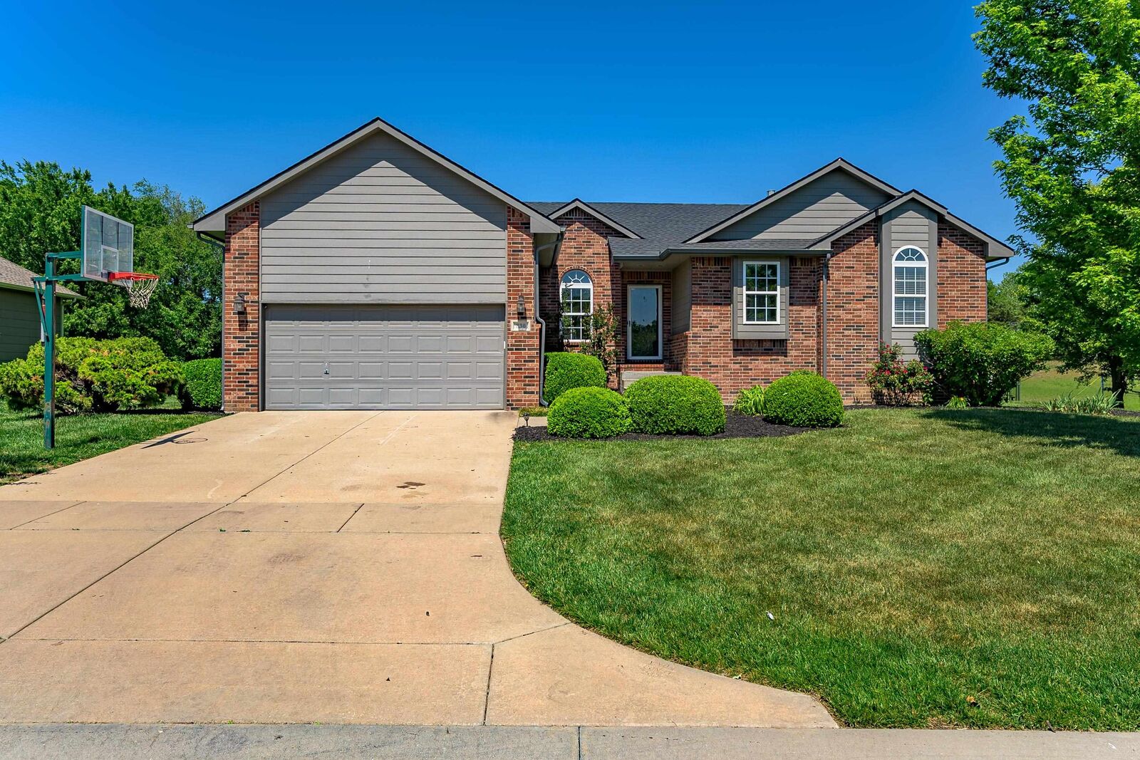 Property Photo: 830 N Bracken Cir KS 67206