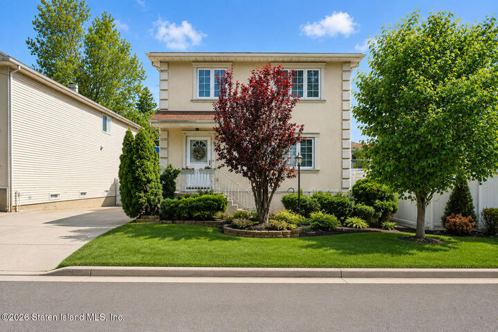 Property Photo:  6 Raymond Place  NY 10310 