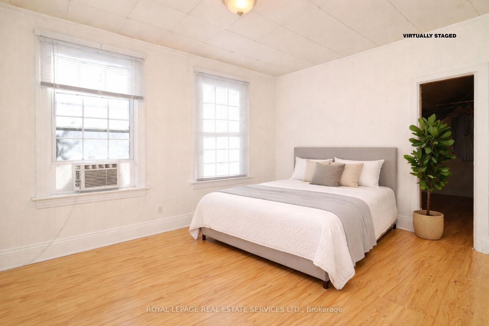 Property Photo:  224 Broadway Avenue  ON L8S 2W6 