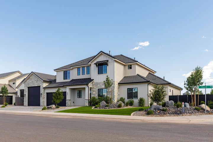 Property Photo: 594 E Pine St UT 84780