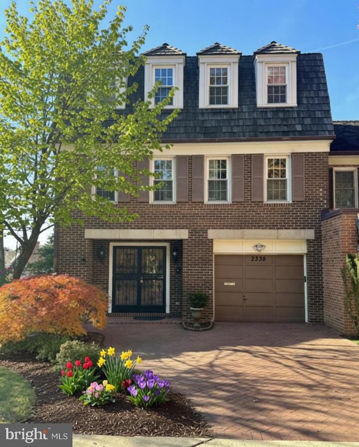 Property Photo:  2338 S Queen Street  VA 22202 